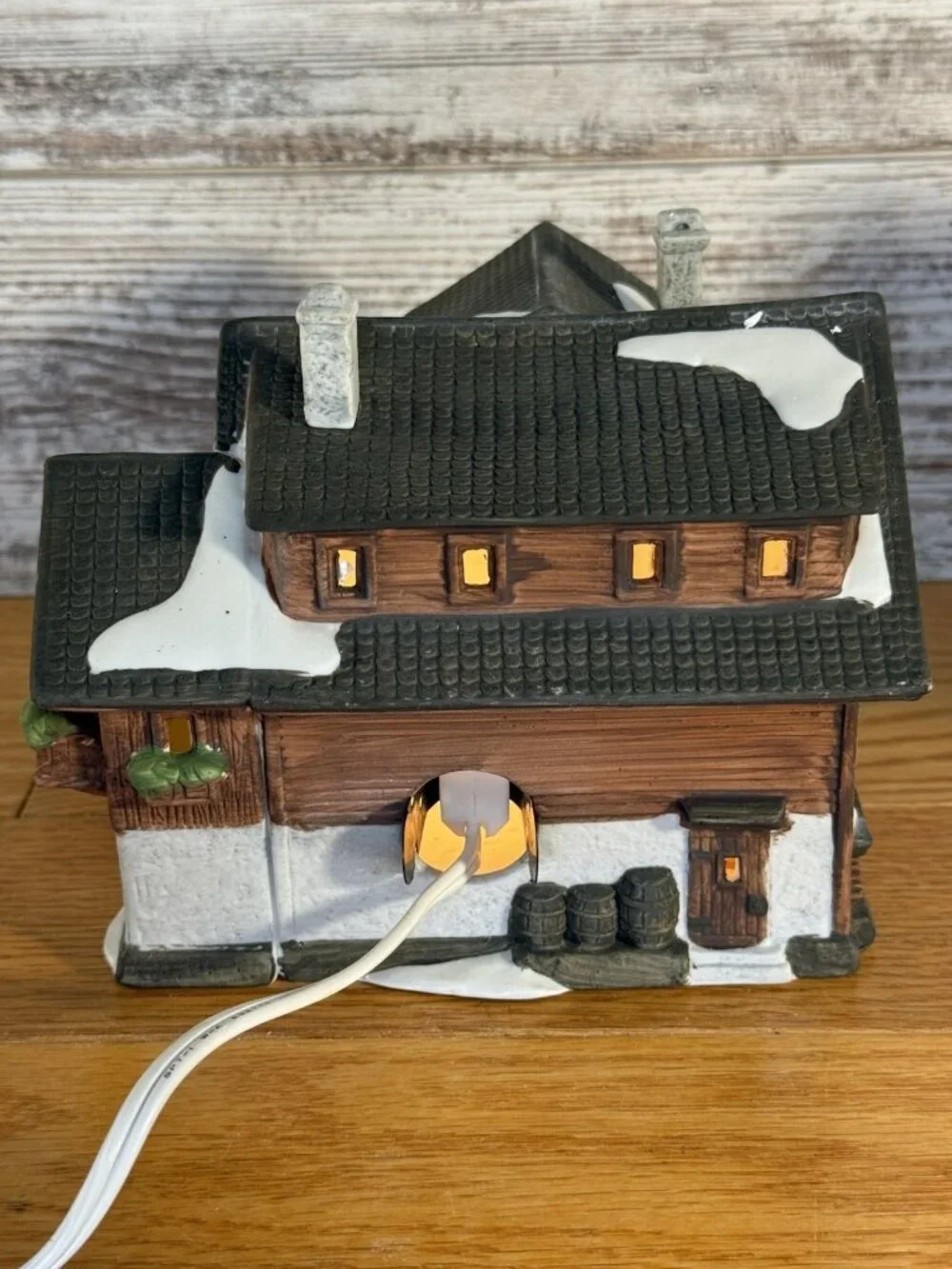Dept 56 Alpine Village Series 1986 Besson Bierkeller 6540-4 Very Good Condition